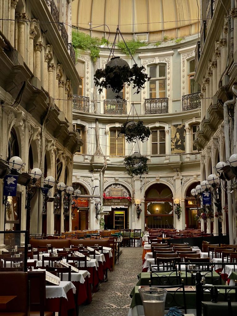 The city wakes up with tea, cats and a thousand stories